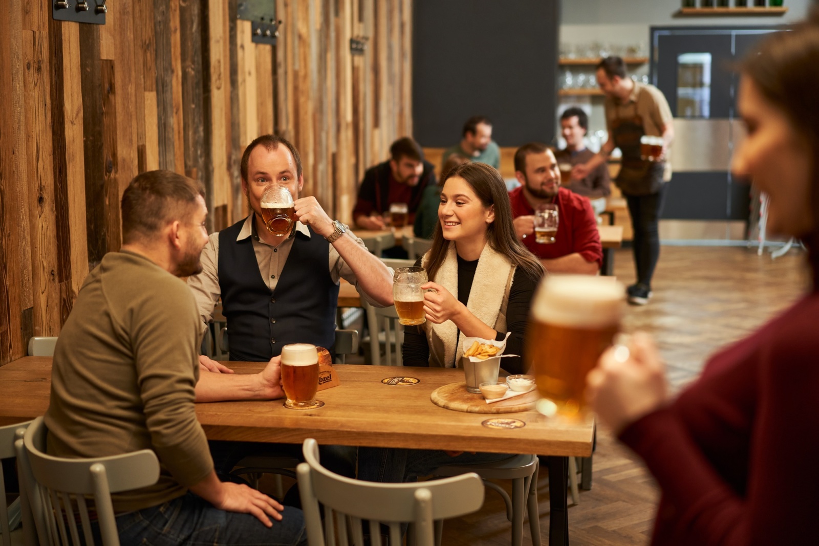 Lidé si užívají posezení v restauraci